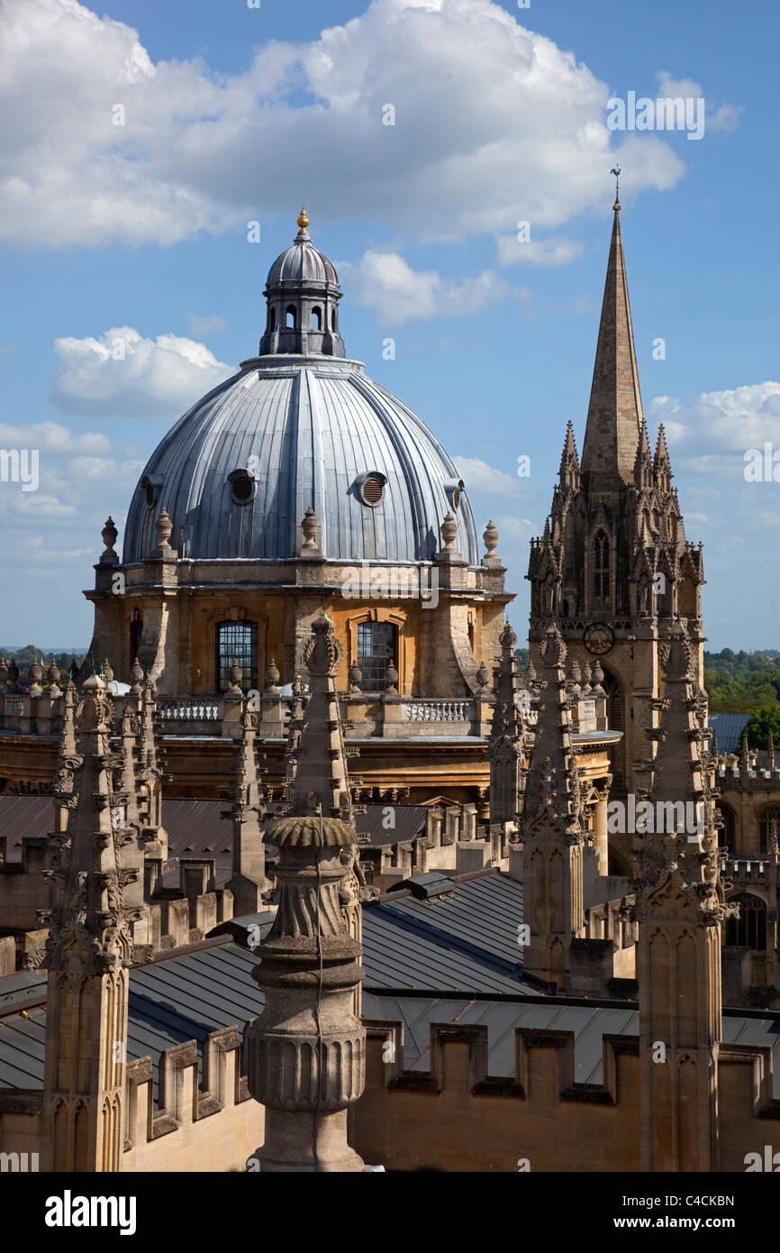 Oxford Spires con Radcliffe Camera e chiesa di Santa Maria, Oxford, Inghilterra visto dal Sheldonian Theatre Foto Stock