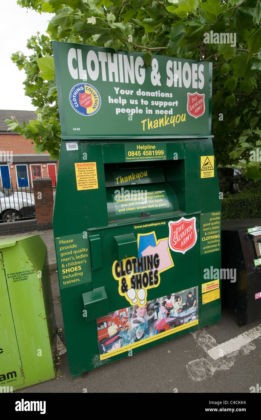 La carità raccoglitori di beneficenza abbigliamento calzature scarpe vecchie usati a collezioni di abbigliamento raccogliendo il contenitore di riciclaggio centro Foto Stock