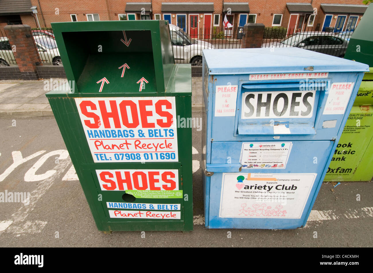 La carità raccoglitori di beneficenza abbigliamento calzature scarpe vecchie usati a collezioni di abbigliamento raccogliendo il contenitore di riciclaggio centro Foto Stock