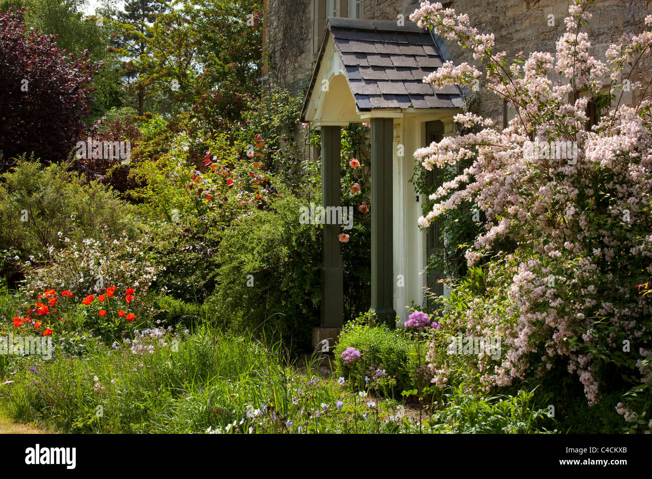 Il portico e la porta della vecchia casa colonica inglese,Inghilterra Foto Stock