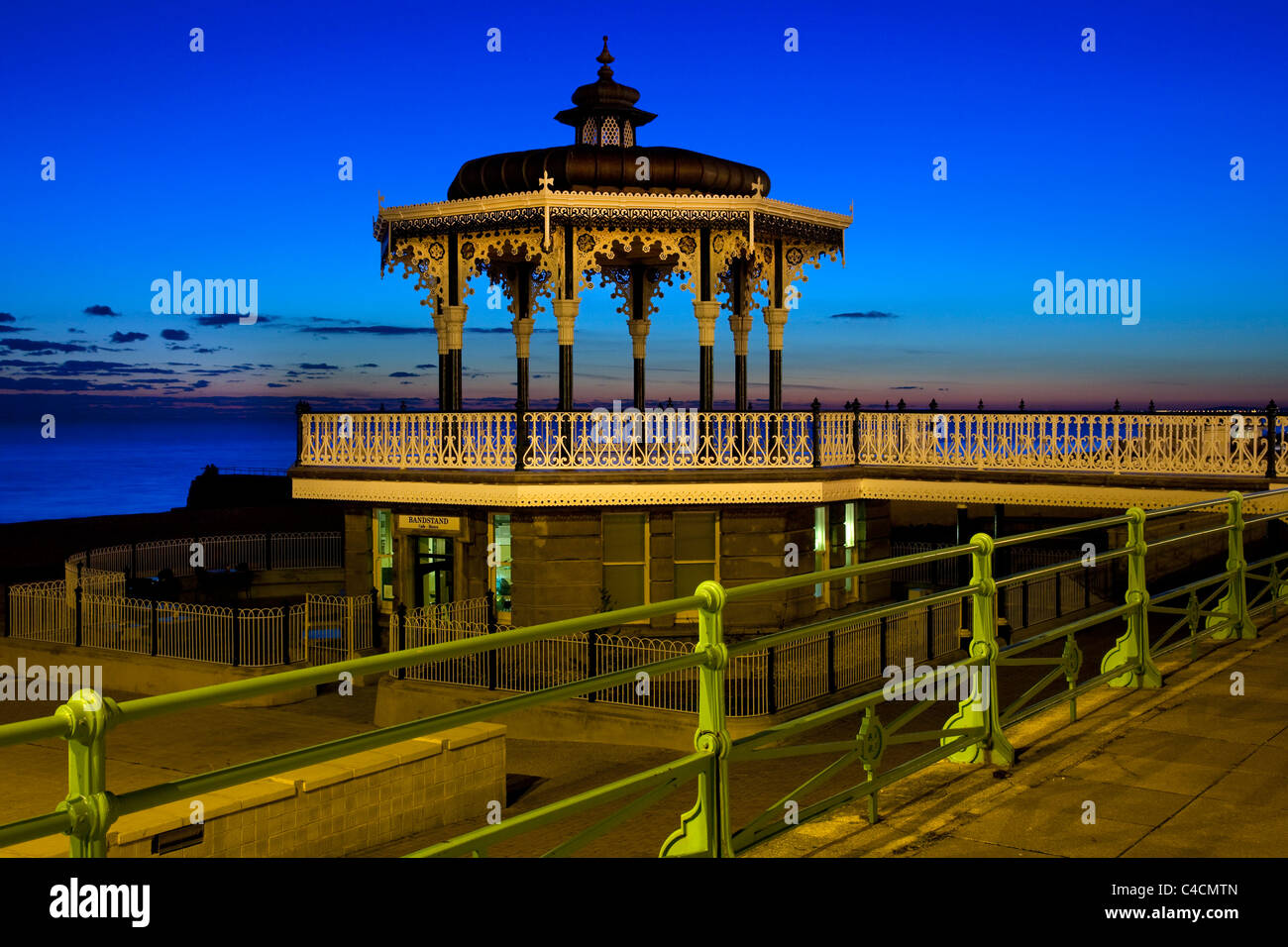 Victorian bandstand sul lungomare di notte , Brighton ,Sussex, Inghilterra Foto Stock