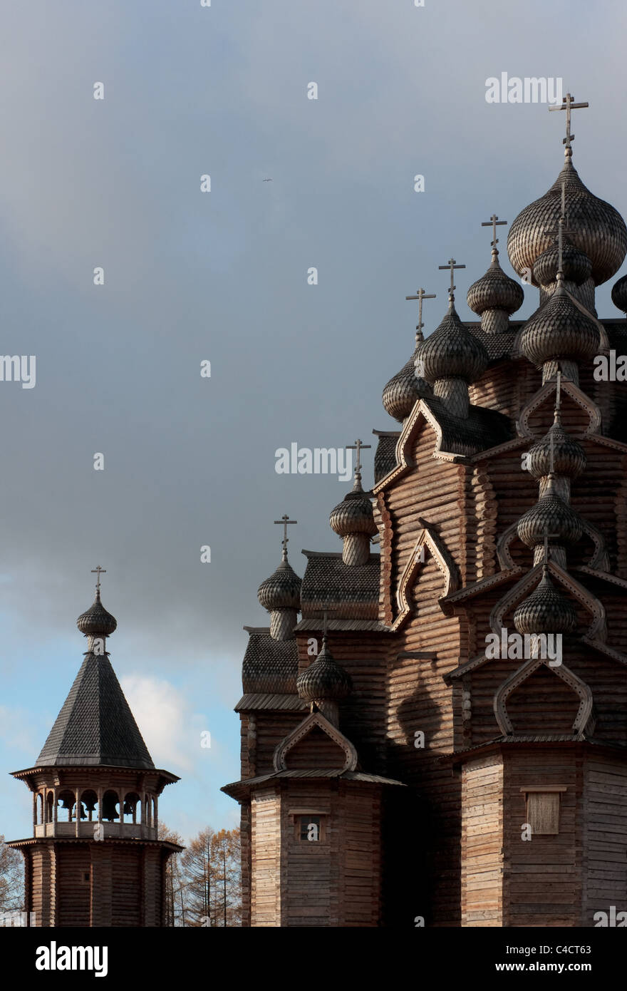 Russo chiesa in legno. Leningradskaya oblast Foto Stock