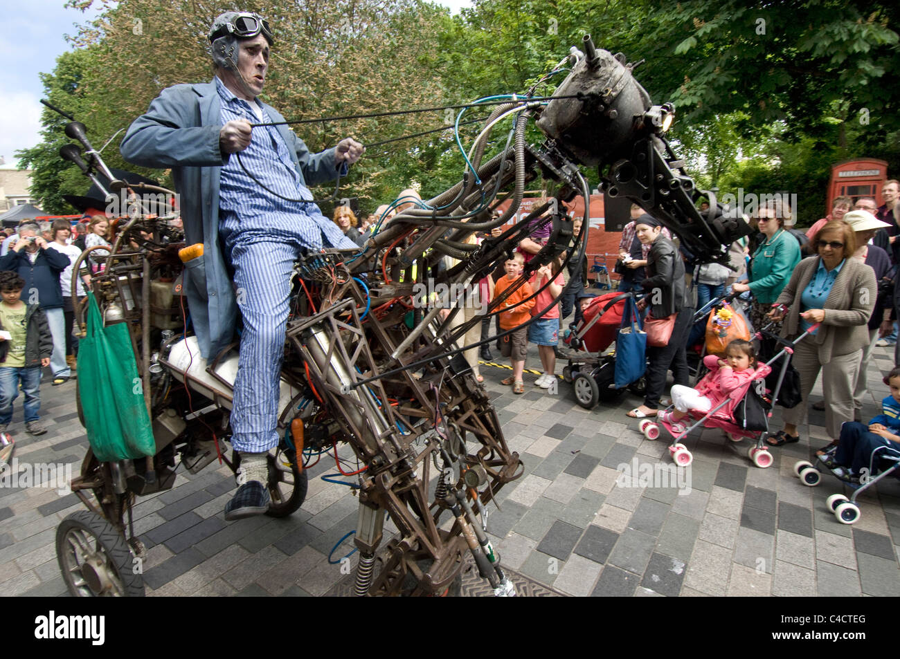 Un animatore di strada cavalca il suo cavallo di ferro durante il 2011 Brighton Festival Fringe Foto Stock