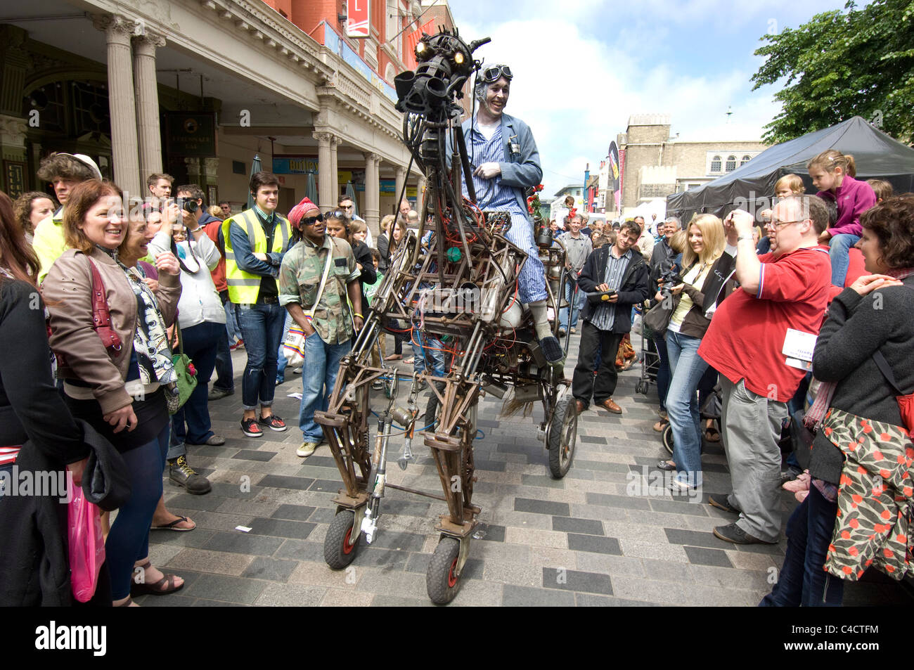 Un animatore di strada scorre il suo metallo riciclato cavallo durante il 2011 Brighton Festival Fringe Foto Stock