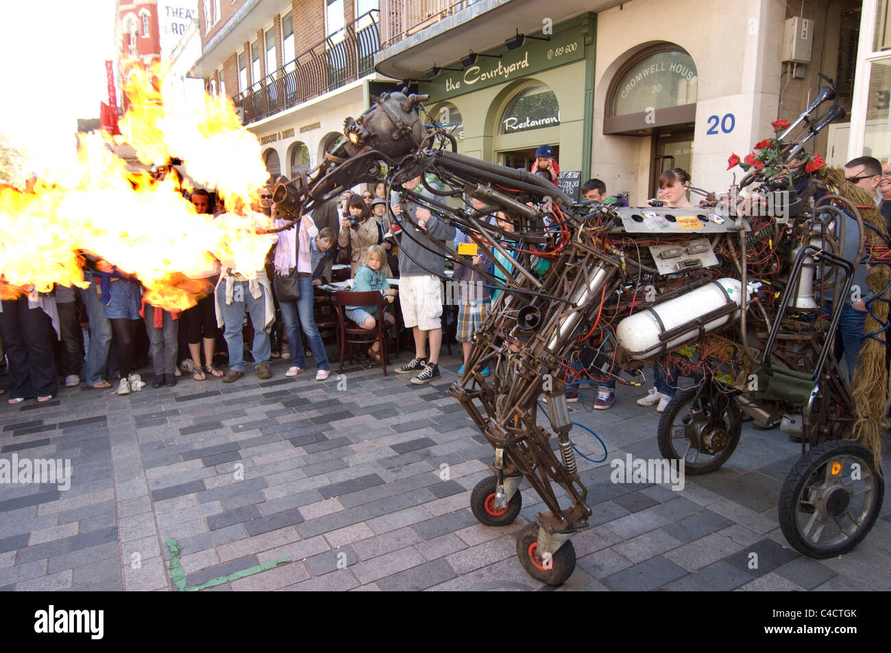 Un incendio respirazione ferro cavallo intrattiene il pubblico durante il 2011 Brighton Festival Fringe Foto Stock