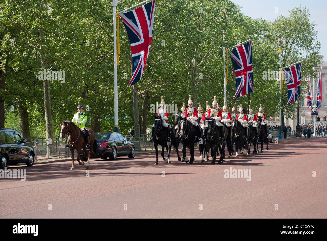 Famiglia di equitazione di cavalleria giù il Mall 2 giorni prima delle nozze del principe William e Catherine Middleton. Foto Stock