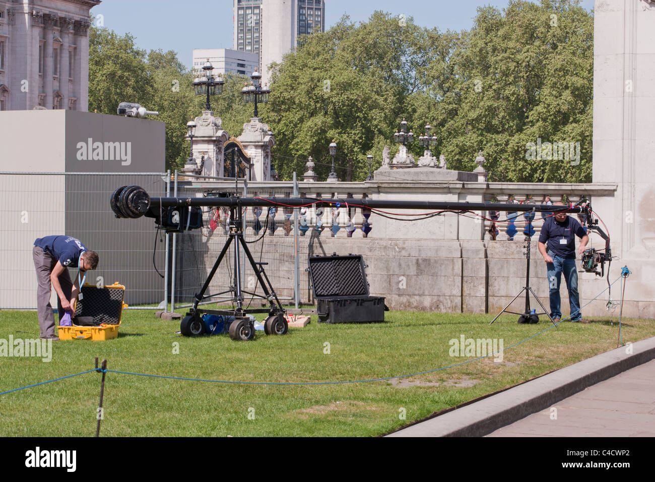 Troupe televisive a Buckingham Palace ottenere pronto per le nozze reali del principe William a Kate Middleton, Aprile 2011 Foto Stock