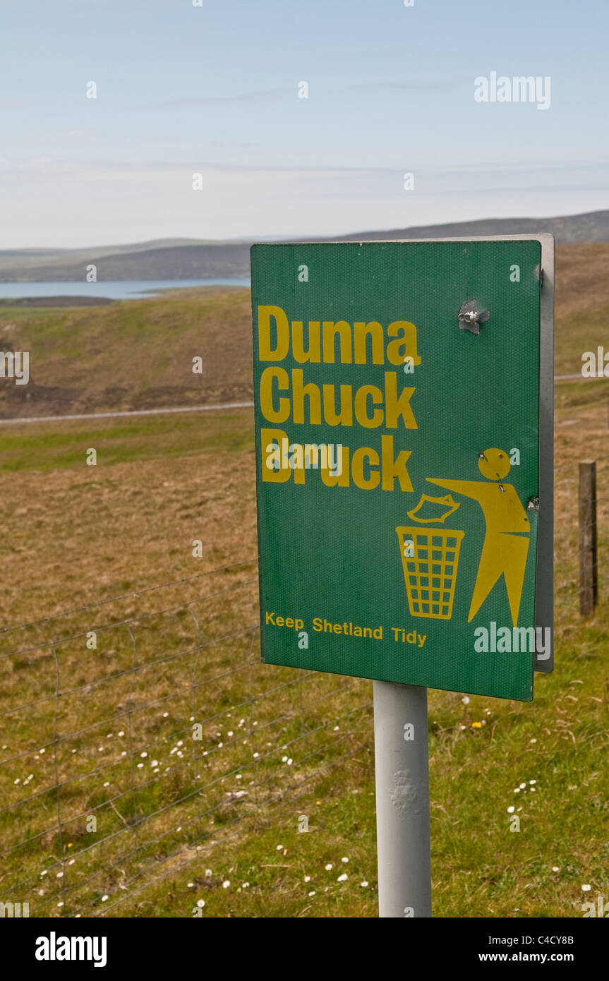 Non buttare la spazzatura segno, Shetland, Scotland, Regno Unito. Mandrino di Dunna Bruck. Foto Stock