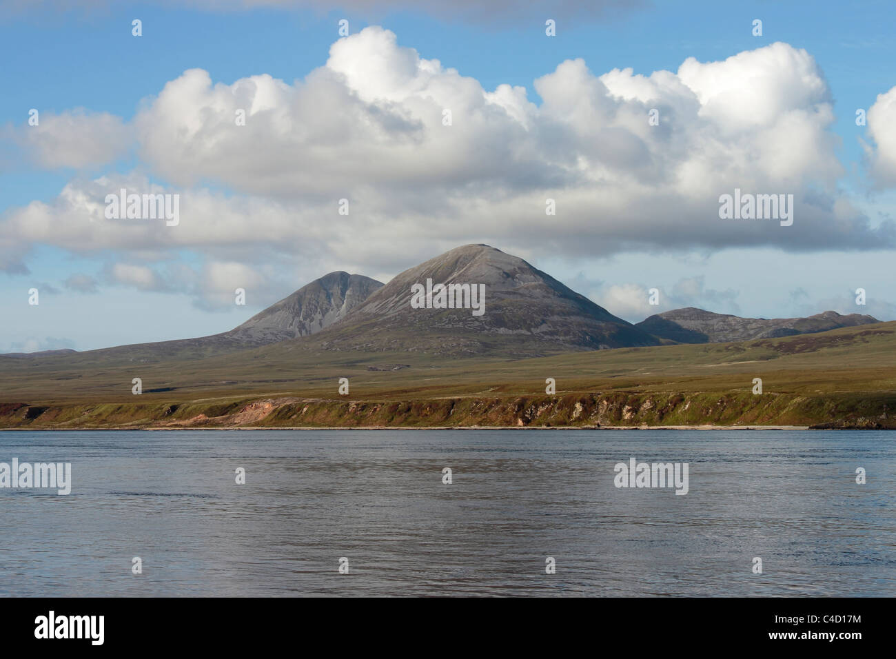 Le pappe del Giura visto da Port Askaig Foto Stock