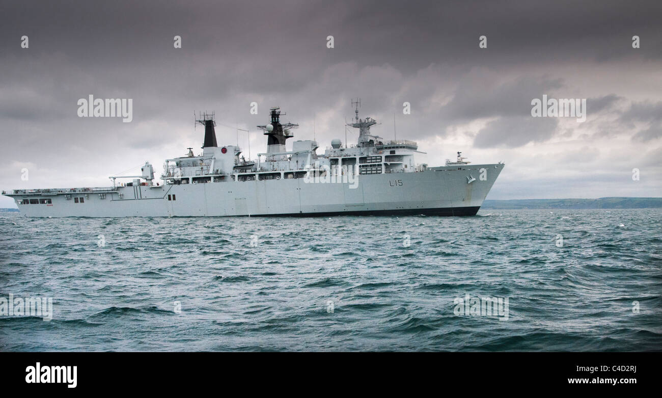 La Royal Navy assault nave HMS baluardo in mare Foto Stock