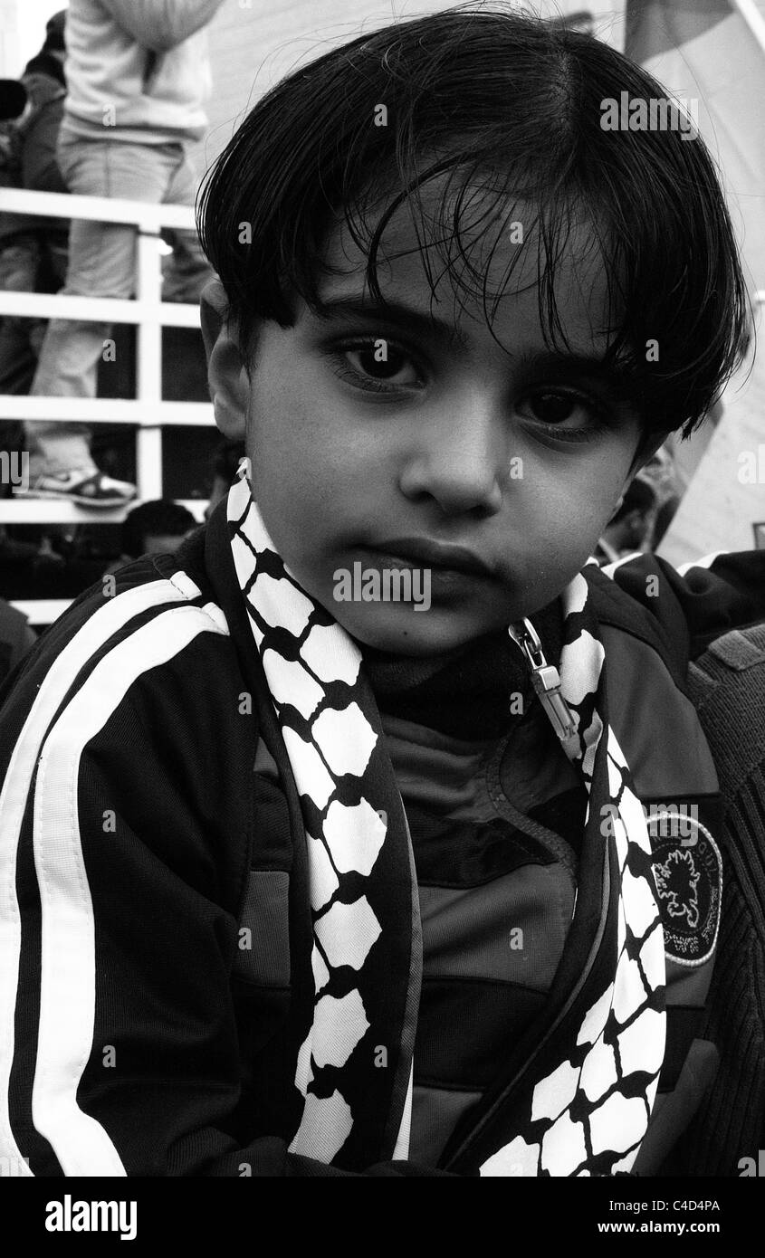 Local ragazzo palestinese partecipa su una dimostrazione nel villaggio palestinese di Bil'contro la Cisgiordania, Israele Foto Stock