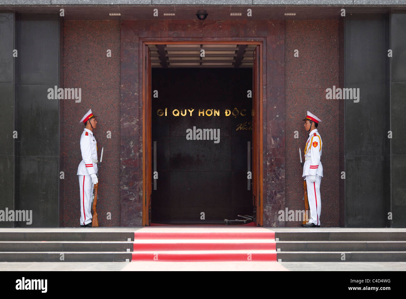 Il Hồ Chí Minh Mausoleo ingresso con bianco guardie in uniforme, Hanoi, Vietnam Foto Stock