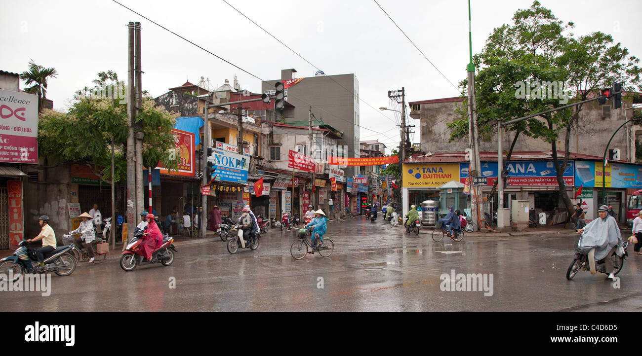 Rainy day street scene, Vietnam del Nord Foto Stock