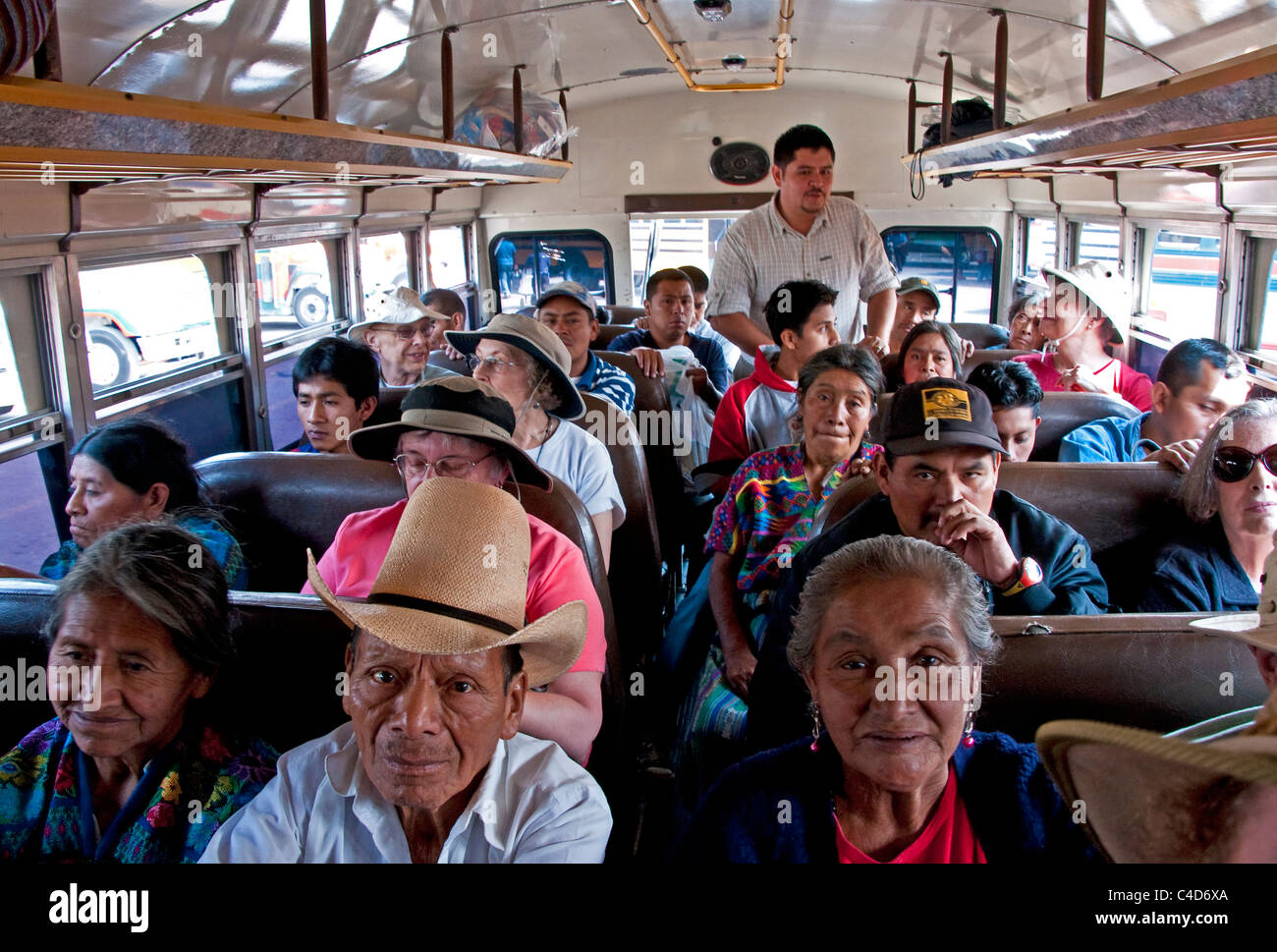 Guatemala pollo 'bus' impaccata con stranieri e locali passeggeri in Antigua. Foto Stock
