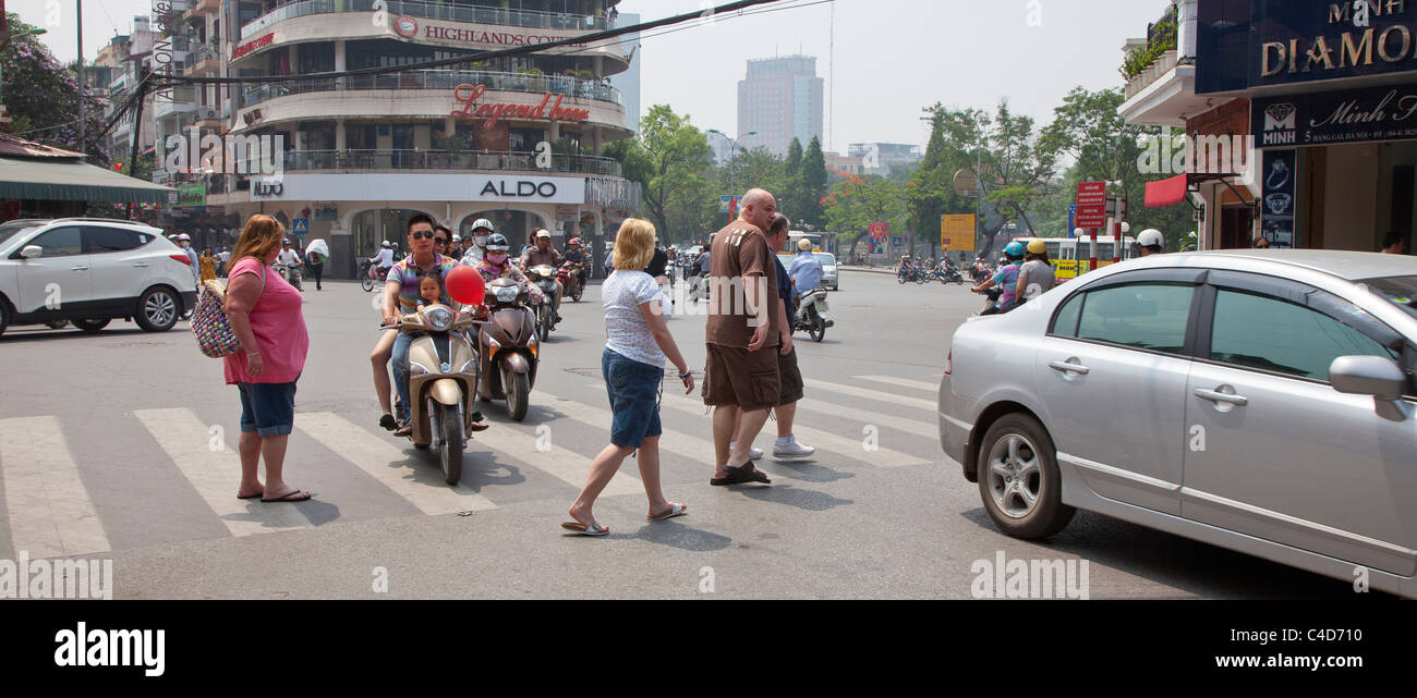 Viaggio caotico progresso, Vietnam del Nord, motorini sono molto popolare qui Foto Stock