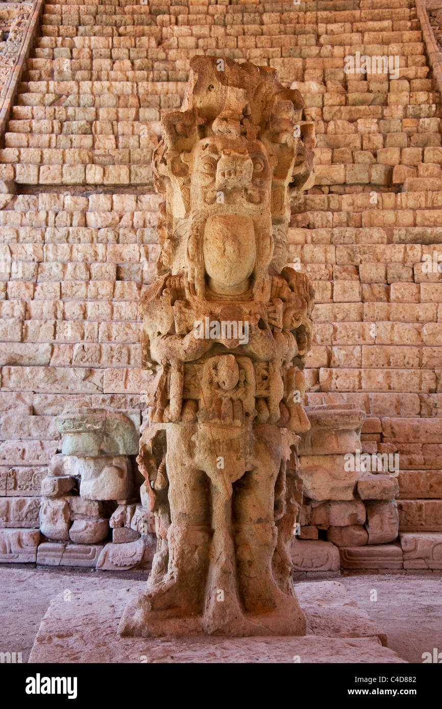 Stele M a scala geroglifica di rovine maya di Copan Foto Stock