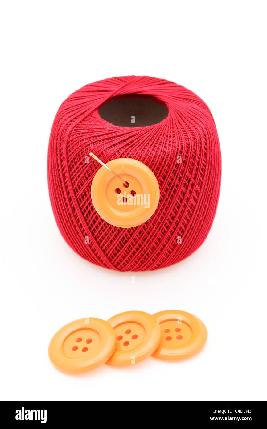 Ago di cucitura e filettatura su un bianco Foto Stock