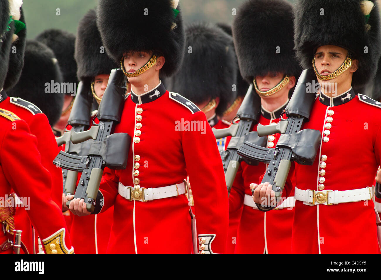 Coldstream Guards arrivare alla linea di rotta per le nozze reali del principe William e Kate Middleton, 29 aprile 2011, Londra Foto Stock