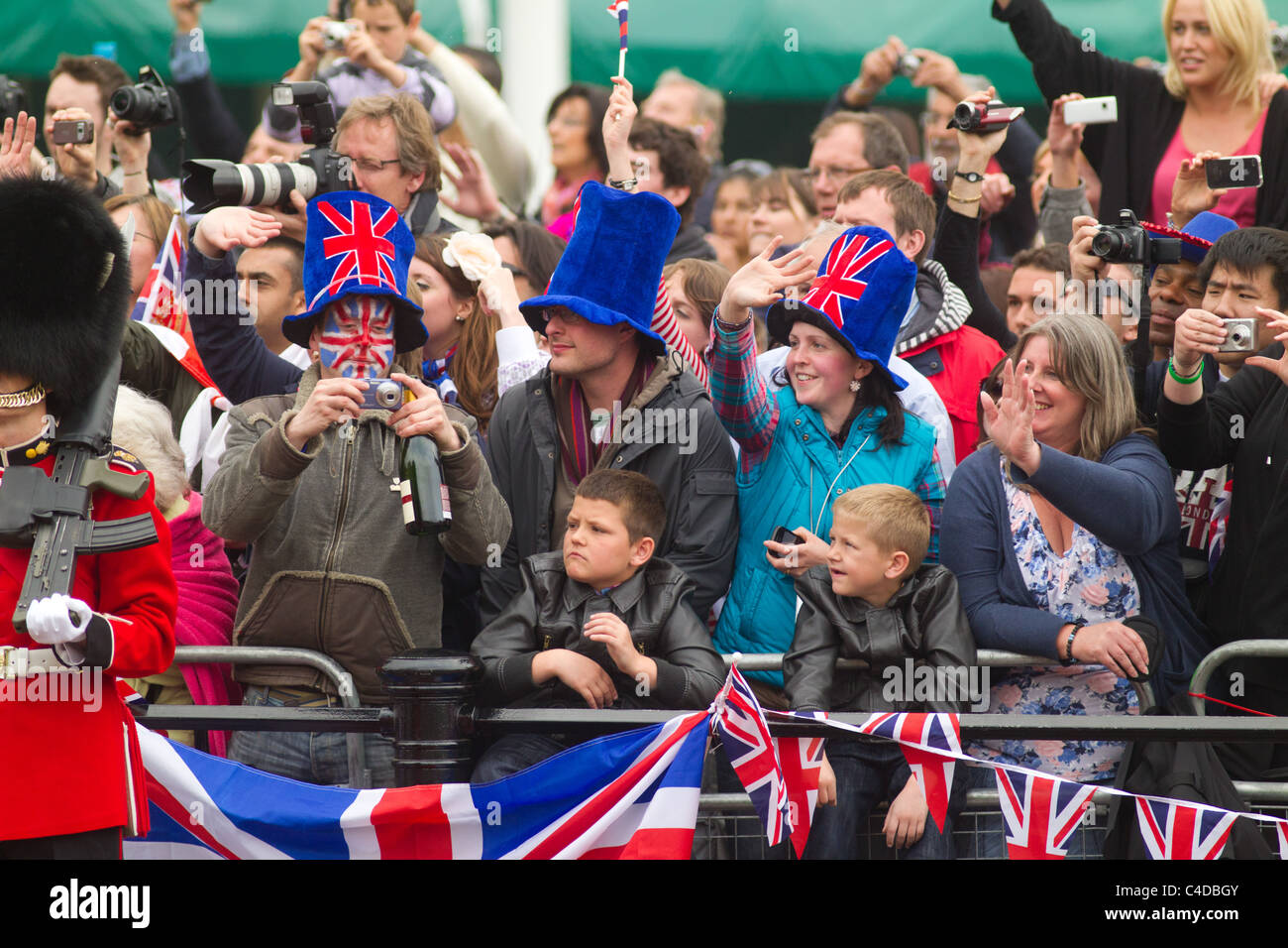 La folla onda per la famiglia reale di ritorno dalle nozze del principe William e Kate Middleton, 29 aprile 2011 Foto Stock