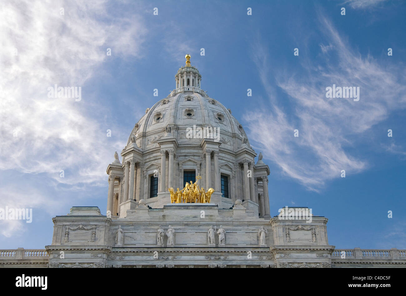 Minnesota State Capitol Building che mostra la cupola, la Quadriga e tetto parziale Foto Stock