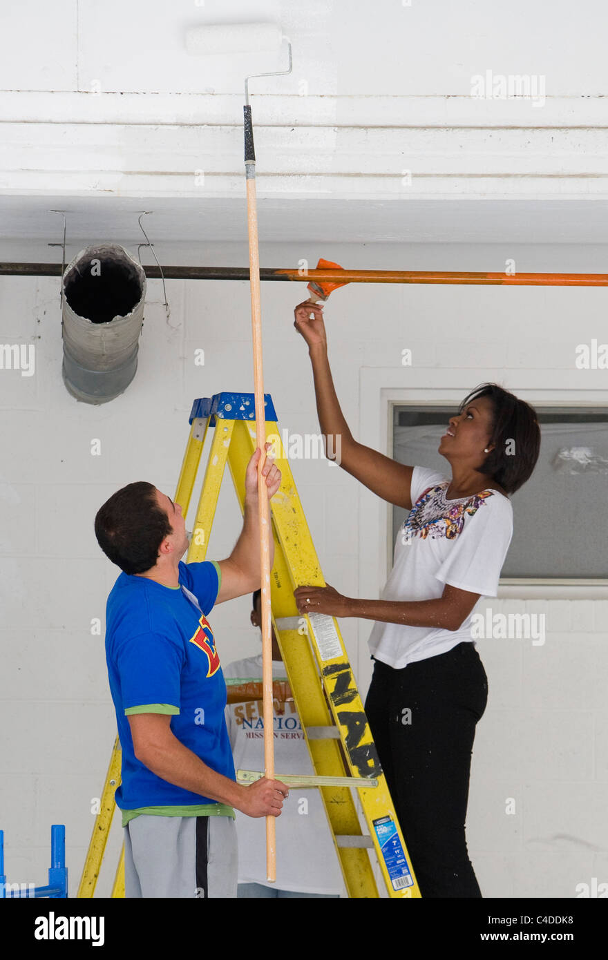 Michelle Obama aiuta a rimodellare una VA casa di riposo. Foto Stock