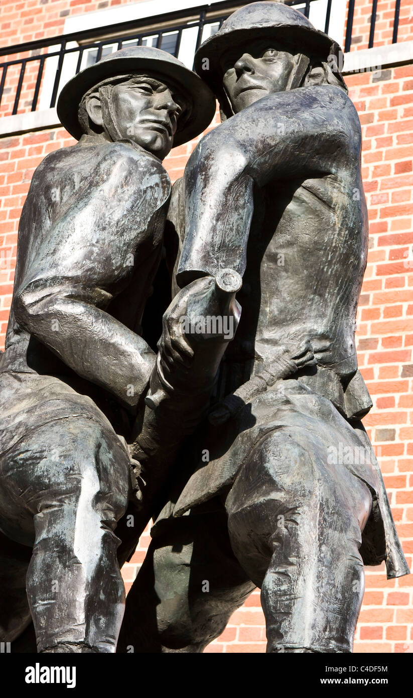 Bronzo vigili del fuoco nazionale memorial da John W Mills vicino la Cattedrale di St Paul City di Londra Inghilterra Europa Foto Stock