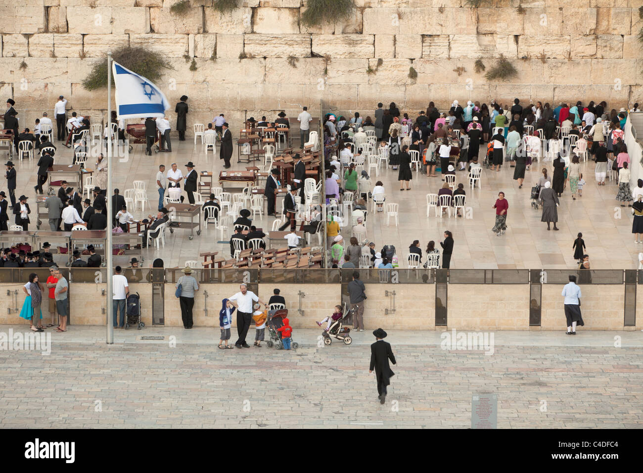 Uomini e delle donne ebree pregare in sezioni separate del Muro del Pianto, Gerusalemme, Israele. Foto Stock