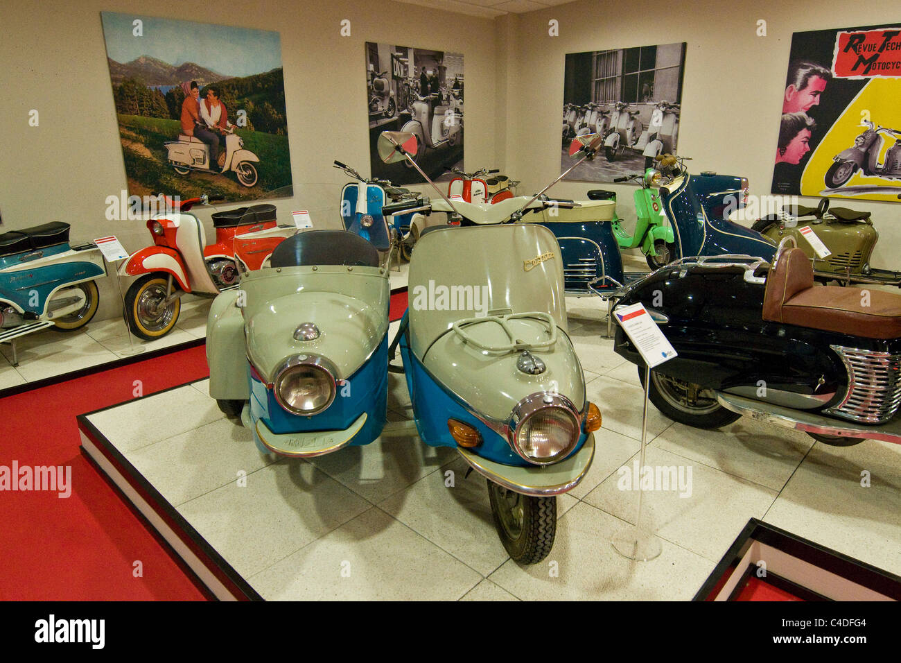 Scooter & Lambretta museum, Rodano, provincia di Milano, Italia Foto stock  - Alamy