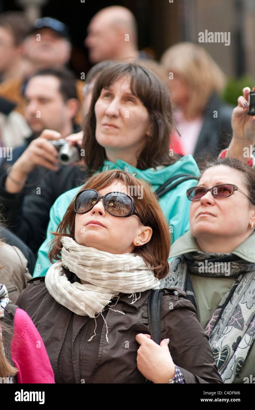 La folla di turisti si riuniscono ogni ora per guardare il meccanismo affascinante dell'Orologio Astronomico nella piazza della Città Vecchia di Praga. Foto Stock