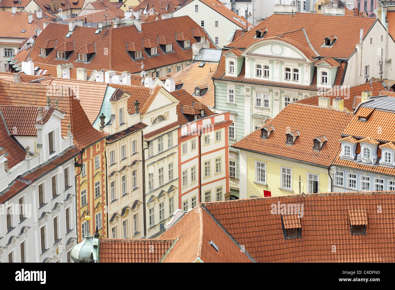 Tetti in terracotta di gotica città vecchia Praga, visto dal Municipio della Città Vecchia Torre in Piazza della Città Vecchia di Praga Foto Stock