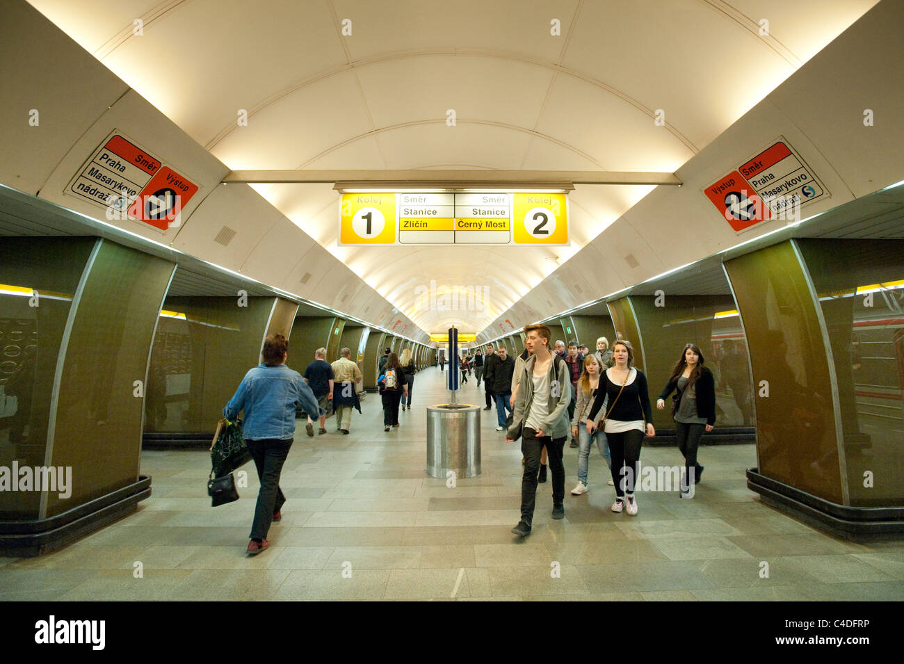 Stazione di Namesti Republiky sulla metropolitana di Praga. Deep Color oliva pilastri conferiscono alla stazione un vero retrò degli anni settanta si sentono Foto Stock