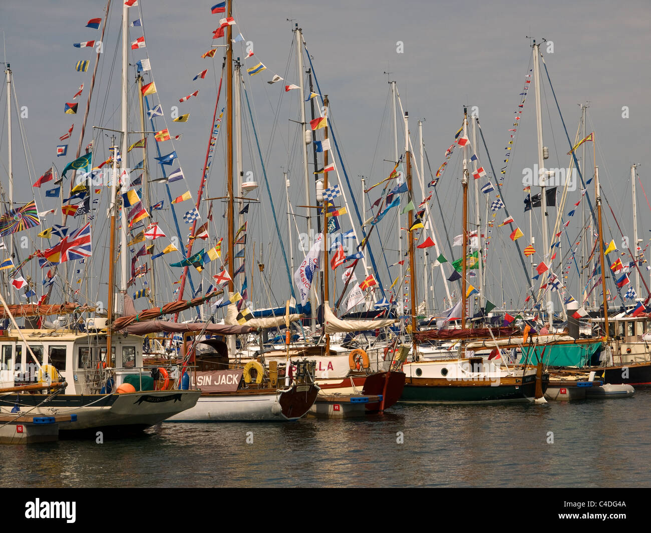 Yacht e barche ormeggiate in porto Yarmouth Isle of Wight Hampshire REGNO UNITO Inghilterra durante il vecchio Gaffers Festival Foto Stock