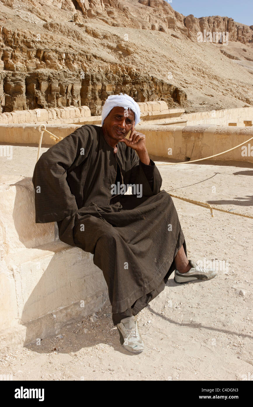 Un egiziano guida in corrispondenza di Hatshepsut 's tempio a Deir el-Bahri, Egitto. Foto Stock