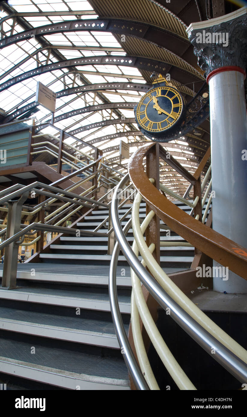 York Stazione Ferroviaria e orologio Foto Stock