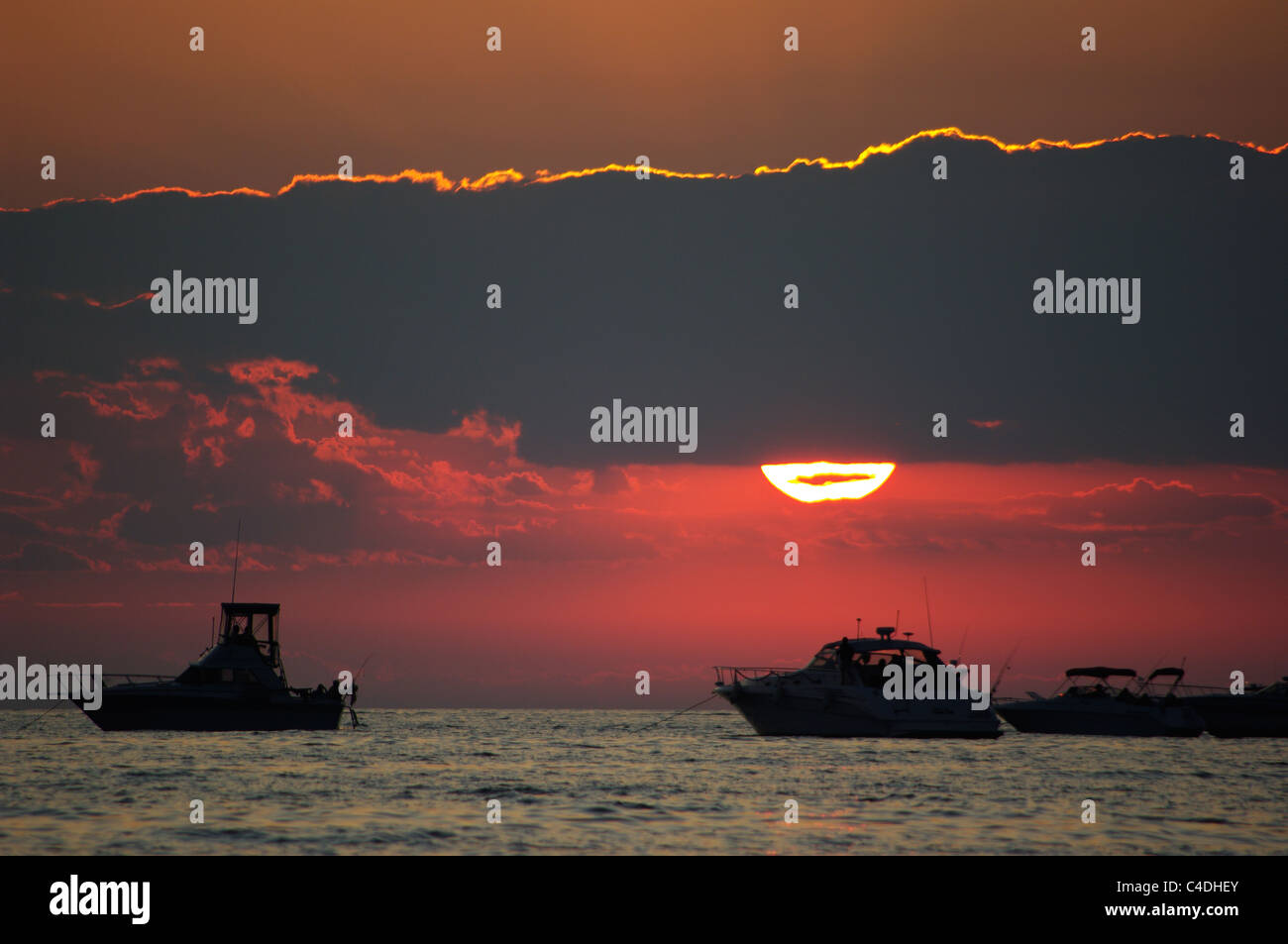 Un gruppo di barche si gode il tramonto. Foto Stock