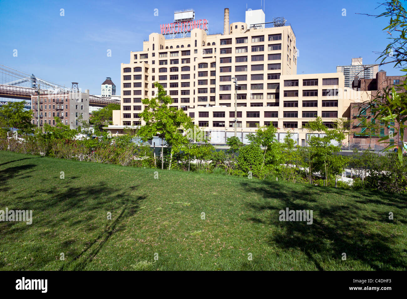 Massiccia torre di avvistamento iconico Edificio in Brooklyn Heights vista dal Ponte di Brooklyn Park sul lungomare di Brooklyn a New York Foto Stock