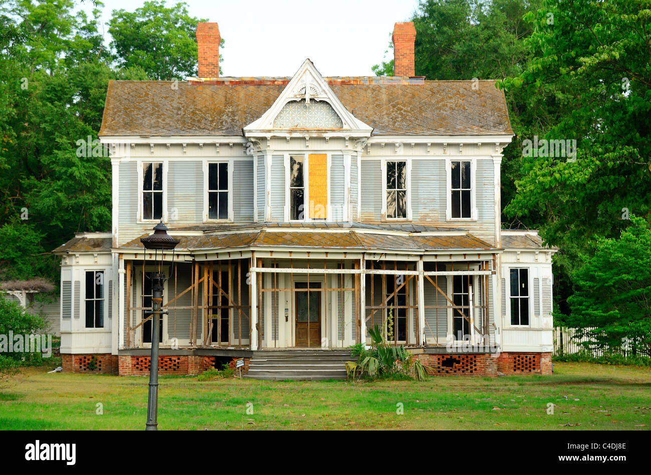Un vecchio abbandonato antebellum home. Foto Stock