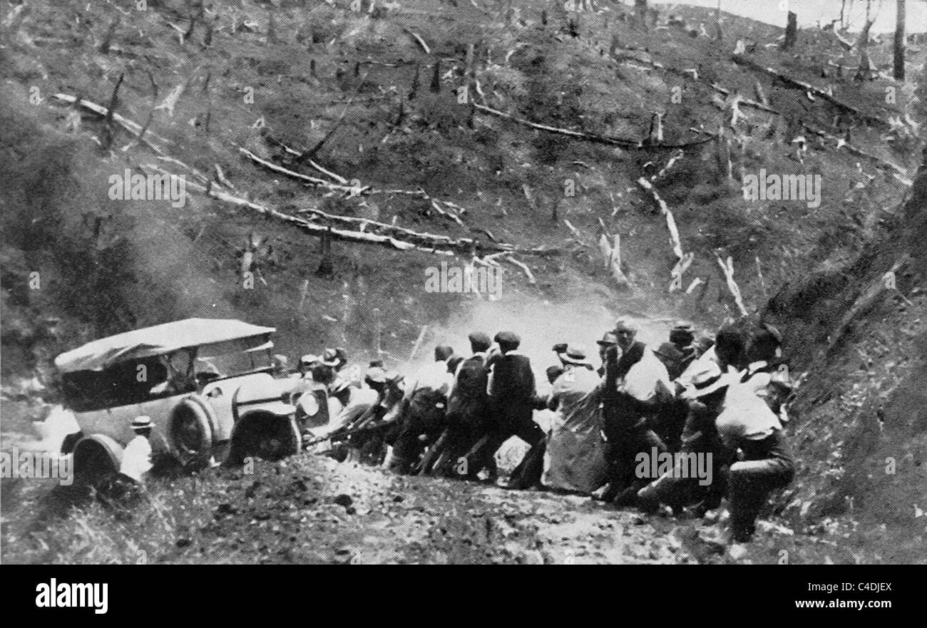 Automobilismo in Nuova Zelanda - trasporta un Daimler auto attraverso un foro di fango nel nord di Auckland circa 1917 Foto Stock