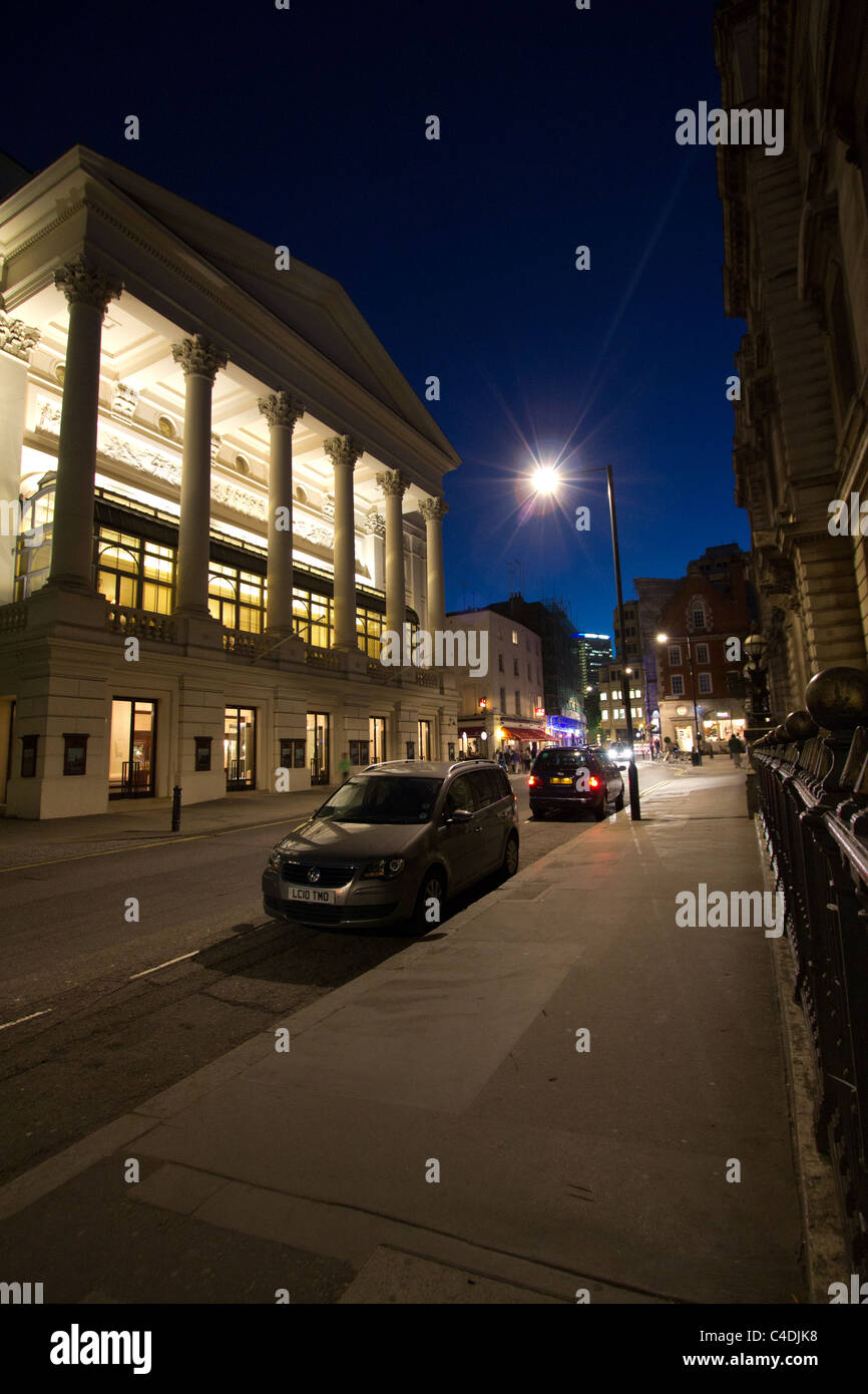 Royal Opera House Covent Garden, l'esterno di notte Foto Stock