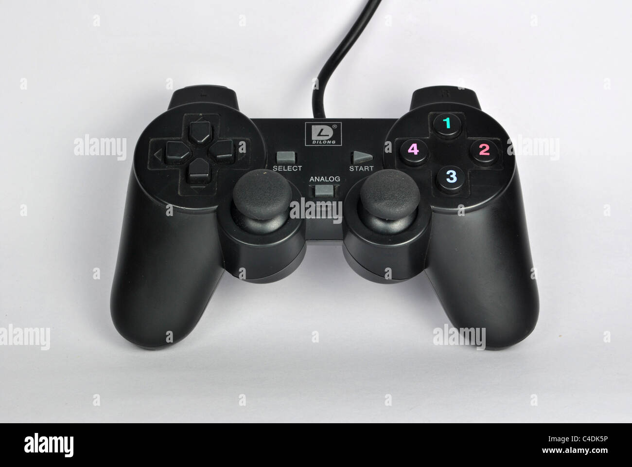 Gamepad chiamato anche joypad o il pad di controllo un tipo di controller di gioco tenuto in mano su sfondo bianco Foto Stock