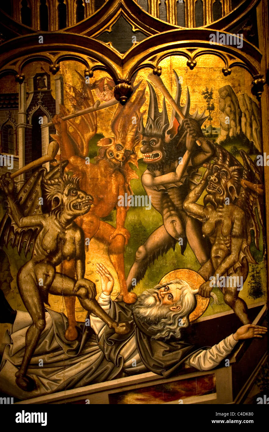Devils rappresentato come dragoni battere San Antonio con bastoni in un dipinto nel Museo della Cattedrale di Astorga, Spagna, Foto Stock