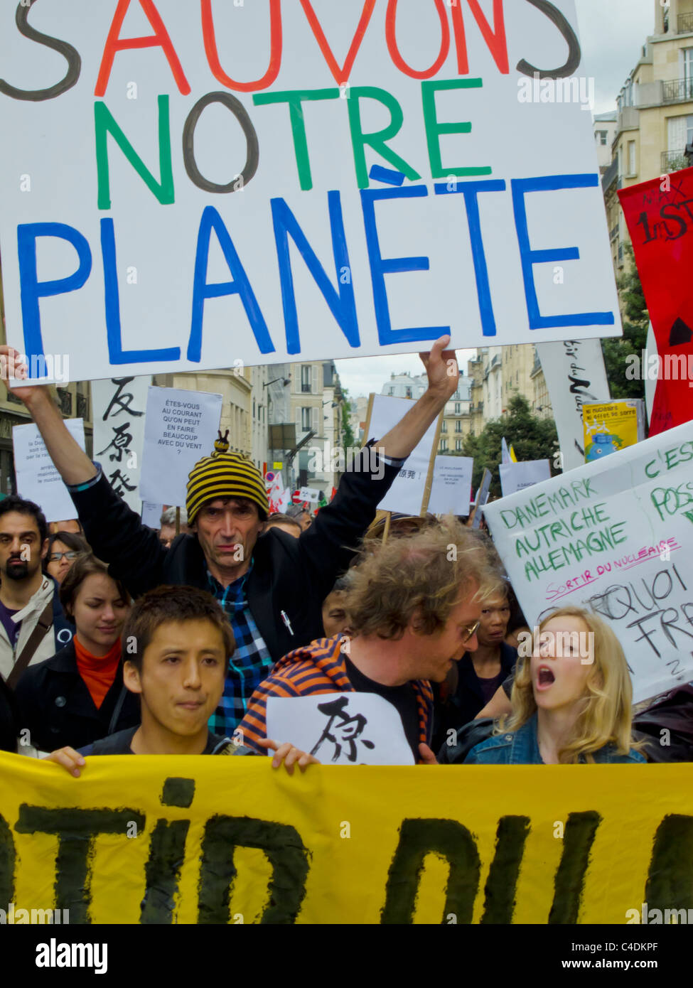 Parigi, Francia, Francese manifestazione contro il nucleare, persone marciando con segni sulla strada, protesta ambientale, 'Salva fuori Planet' Foto Stock