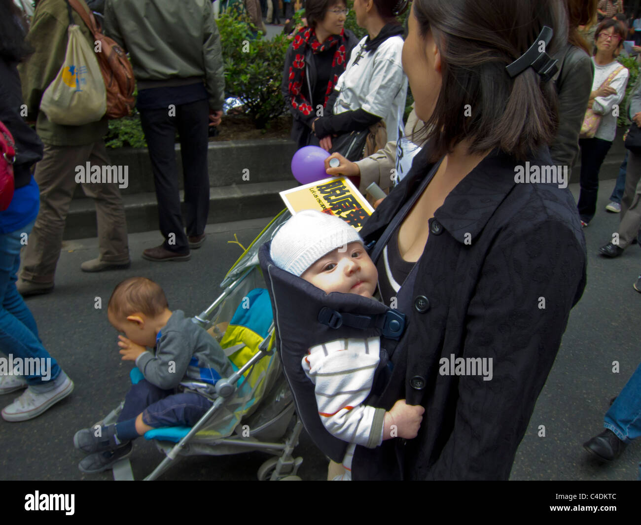 Parigi, Francia, dimostrazione francese contro l'energia nucleare, protesta della famiglia giapponese Marching on Street, con Baby Foto Stock