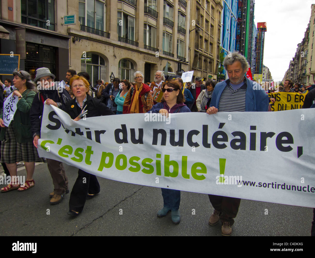 Parigi, Francia, dimostrazione francese contro l'energia nucleare, Banner People Holding "uscire dal nucleare, è possibile!" protesta dell'energia nucleare, problema globale Foto Stock