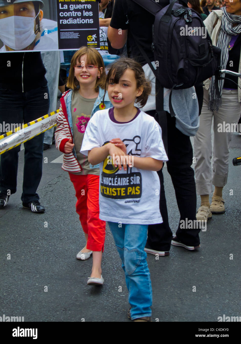 Parigi, Francia, dimostrazione del popolo francese contro l'energia nucleare, Famiglia su strada, Bambini con T-Shirts, protesta della famiglia dell'energia nucleare Foto Stock