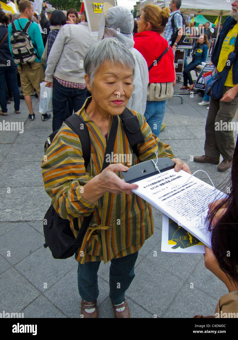 Parigi, Francia, dimostrazione francese contro l'energia nucleare, donna giapponese che ottiene firme per petizione, lavoro volontario, firma di petizioni, movimento ambientale francese Foto Stock
