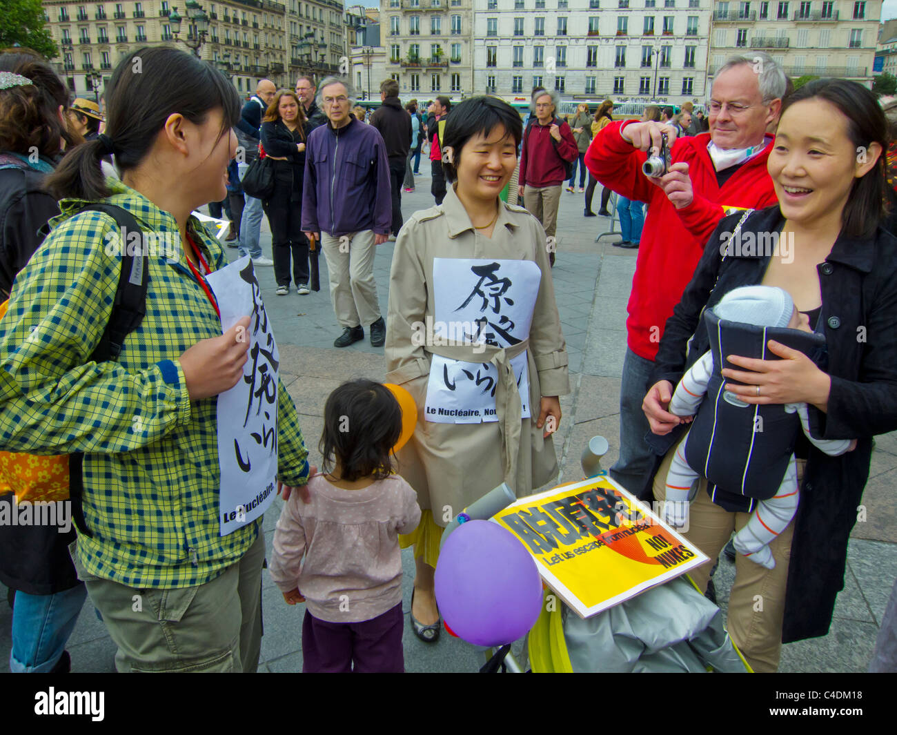 Parigi, Francia, dimostrazione francese contro il nucleare, disastro di Fukushima, donne giapponesi, famiglia migrante, volontariato, migranti in europa, protesta per l'energia nucleare, volontariato, protesta per la famiglia, protesta per gli immigrati, strada multiculturale Foto Stock