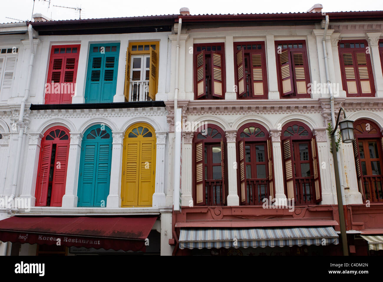 Persiane di negozi di cui sopra in Chinatown, Singapore Foto Stock