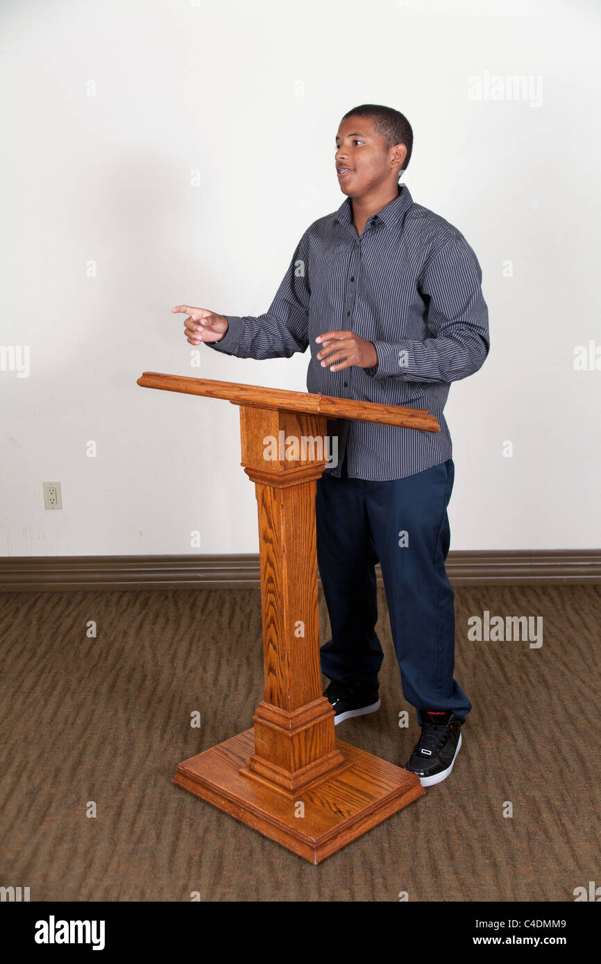 La minoranza etnica afro-americano di teen boy parlando al pubblico. Signor © Myrleen Pearson Foto Stock
