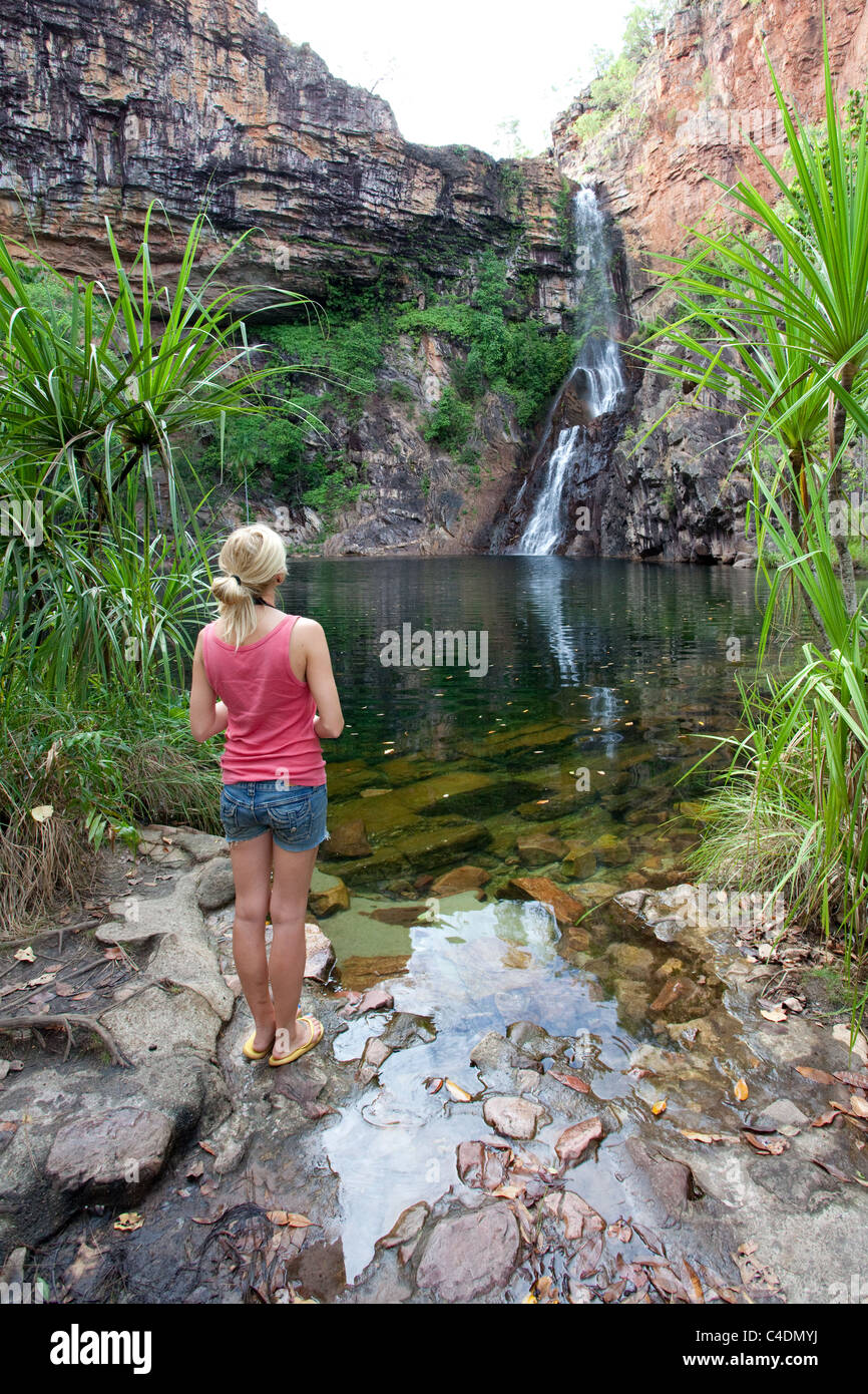 Giovane donna sta in piedi di fronte ad un torrente in Australia Occidentale Foto Stock